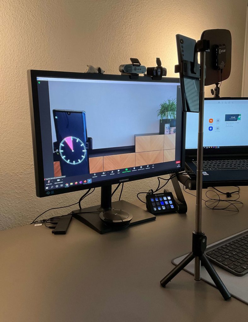 Smartphone-Timer im Videobild neben der Moderation (Aufbau)