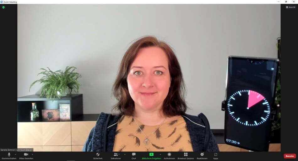 Smartphone-Timer im Videobild neben der Moderation (Ansicht in Zoom)